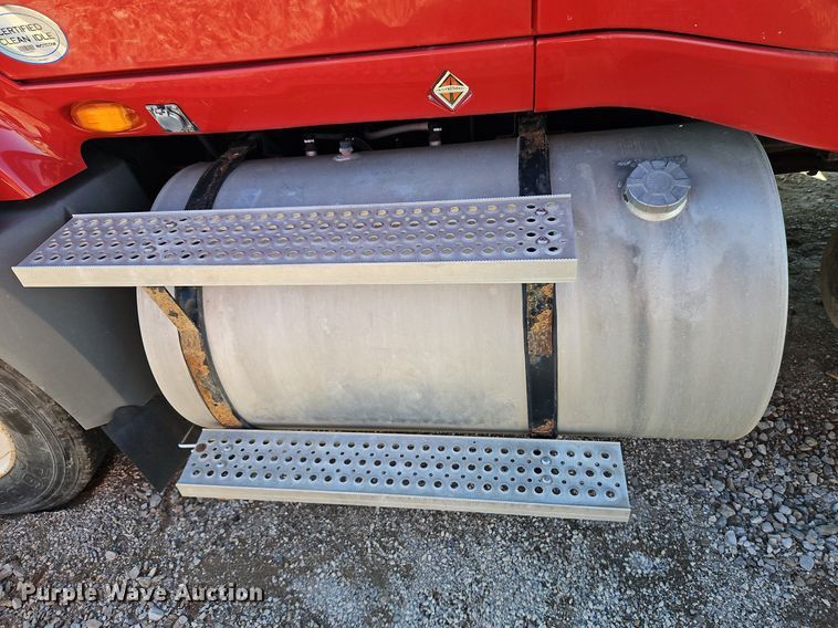 image for item DN7072 2013 International  Prostar Plus semi truck