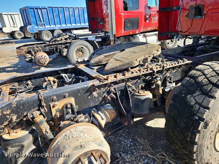 image for item DN7072 2013 International  Prostar Plus semi truck