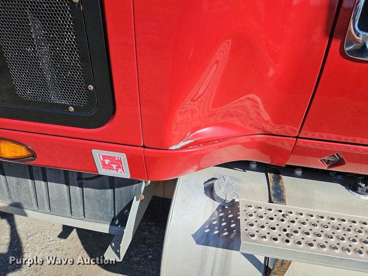 image for item DN7072 2013 International  Prostar Plus semi truck