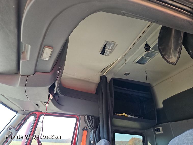 image for item DN7072 2013 International  Prostar Plus semi truck