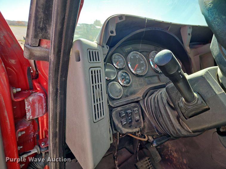 image for item DN7072 2013 International  Prostar Plus semi truck