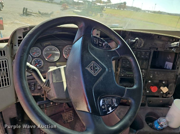 image for item DN7072 2013 International  Prostar Plus semi truck