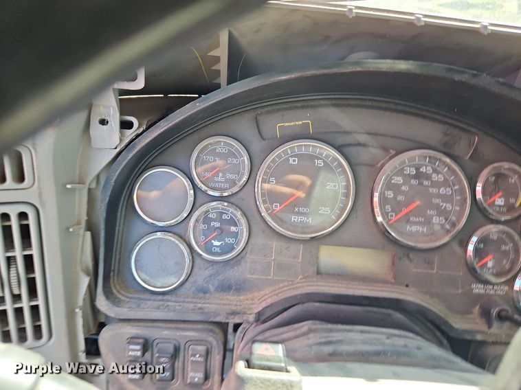 image for item DN7072 2013 International  Prostar Plus semi truck