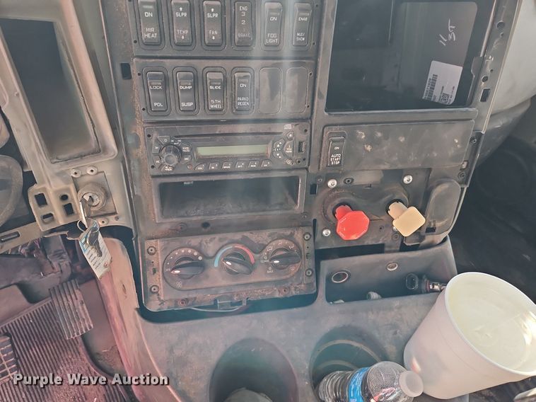 image for item DN7072 2013 International  Prostar Plus semi truck