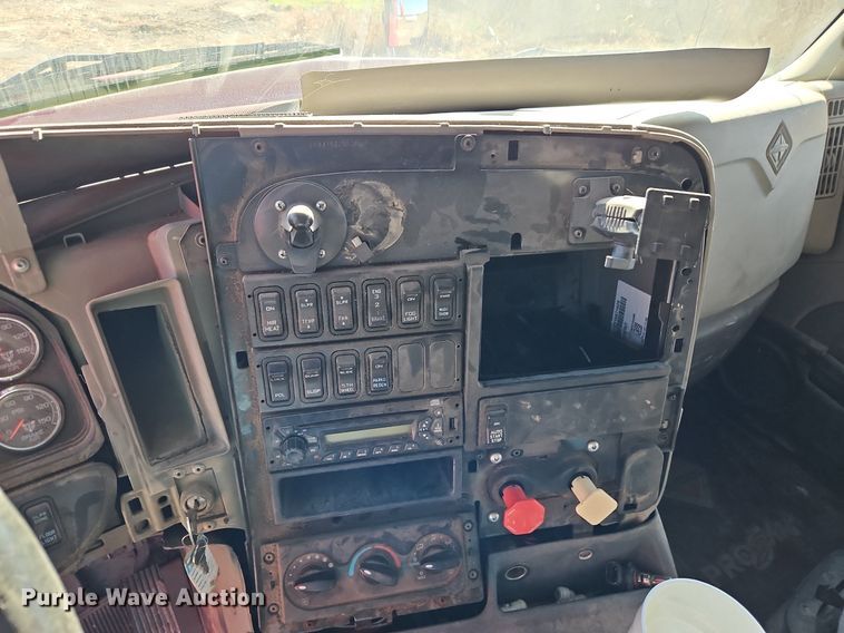 image for item DN7072 2013 International  Prostar Plus semi truck