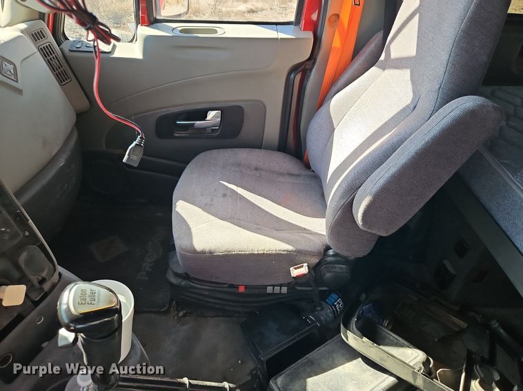 image for item DN7072 2013 International  Prostar Plus semi truck