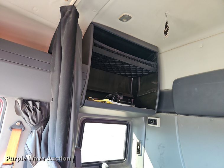 image for item DN7072 2013 International  Prostar Plus semi truck