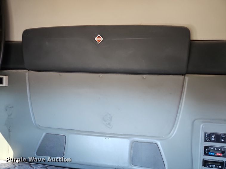 image for item DN7072 2013 International  Prostar Plus semi truck