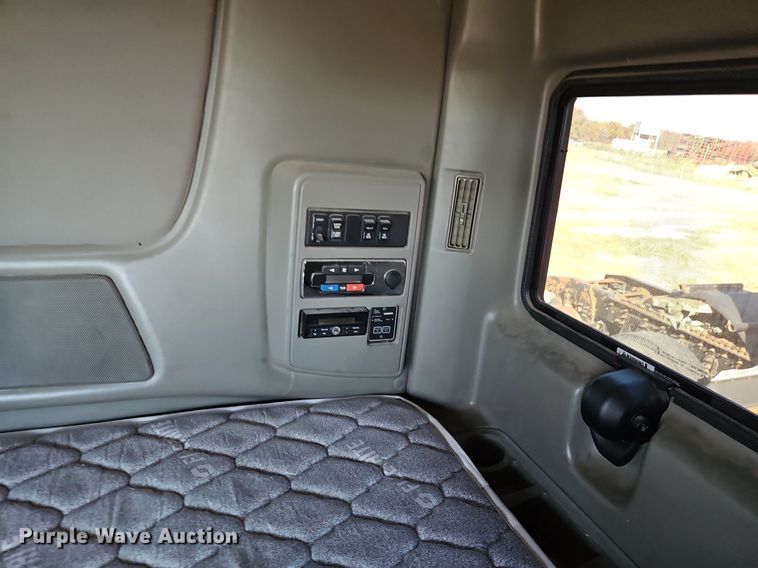 image for item DN7072 2013 International  Prostar Plus semi truck