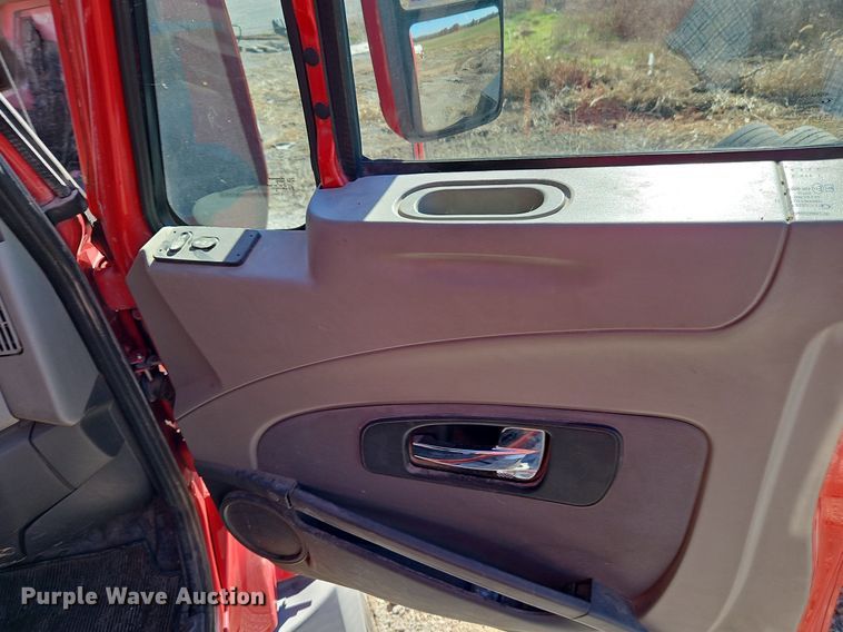 image for item DN7072 2013 International  Prostar Plus semi truck