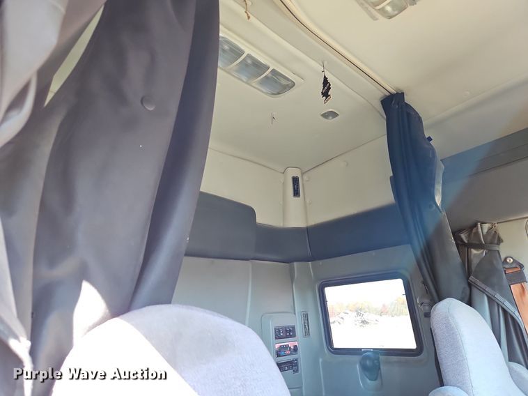 image for item DN7072 2013 International  Prostar Plus semi truck