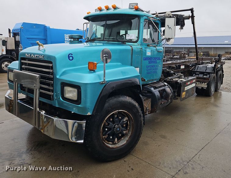 image for item DN7140 1996 Mack  roll-off container truck