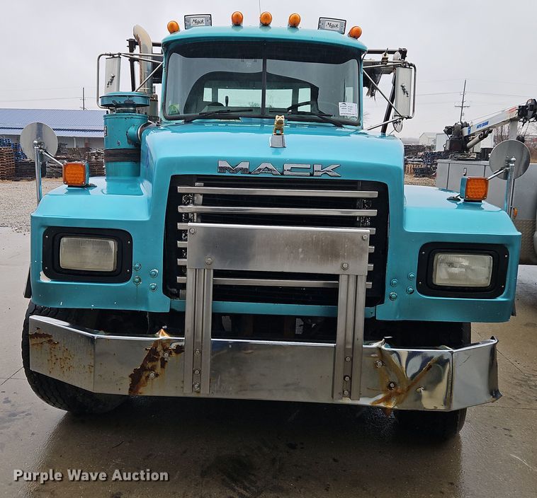 image for item DN7140 1996 Mack  roll-off container truck