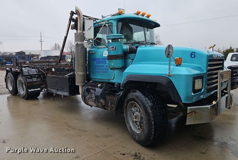 image for item DN7140 1996 Mack  roll-off container truck