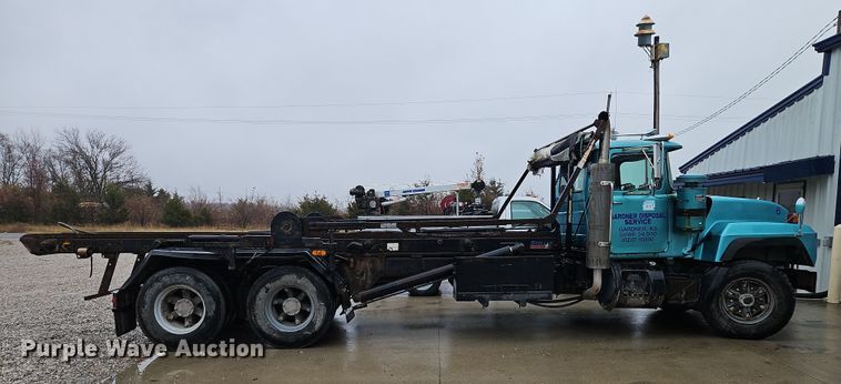 image for item DN7140 1996 Mack  roll-off container truck