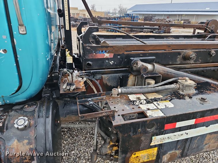 image for item DN7140 1996 Mack  roll-off container truck