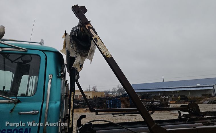 image for item DN7140 1996 Mack  roll-off container truck