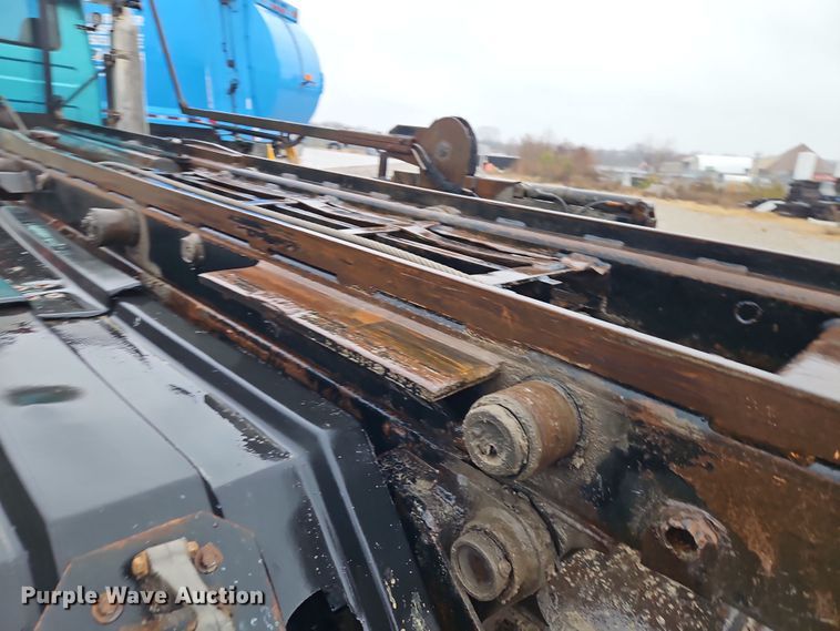 image for item DN7140 1996 Mack  roll-off container truck