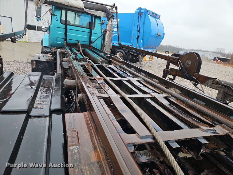 image for item DN7140 1996 Mack  roll-off container truck