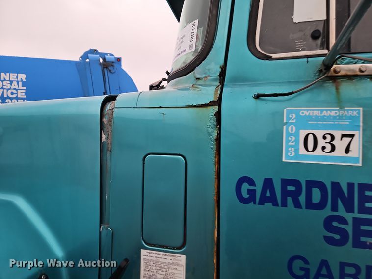 image for item DN7140 1996 Mack  roll-off container truck