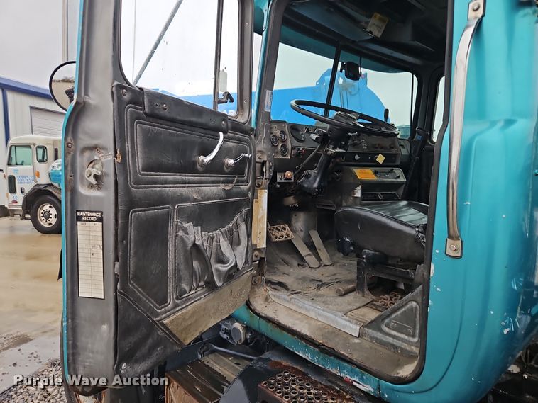 image for item DN7140 1996 Mack  roll-off container truck