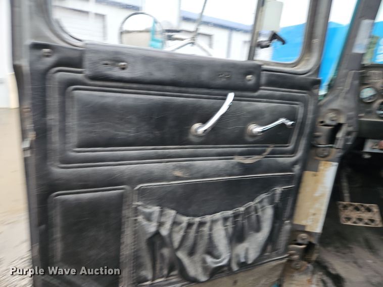 image for item DN7140 1996 Mack  roll-off container truck