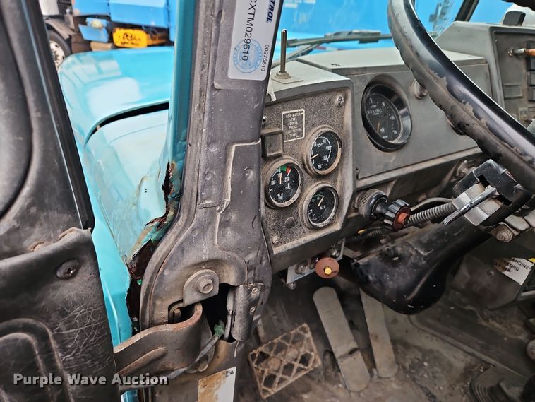 image for item DN7140 1996 Mack  roll-off container truck