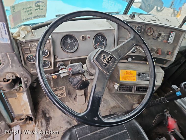 image for item DN7140 1996 Mack  roll-off container truck