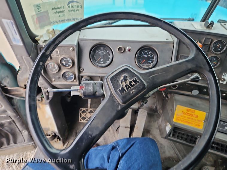 image for item DN7140 1996 Mack  roll-off container truck