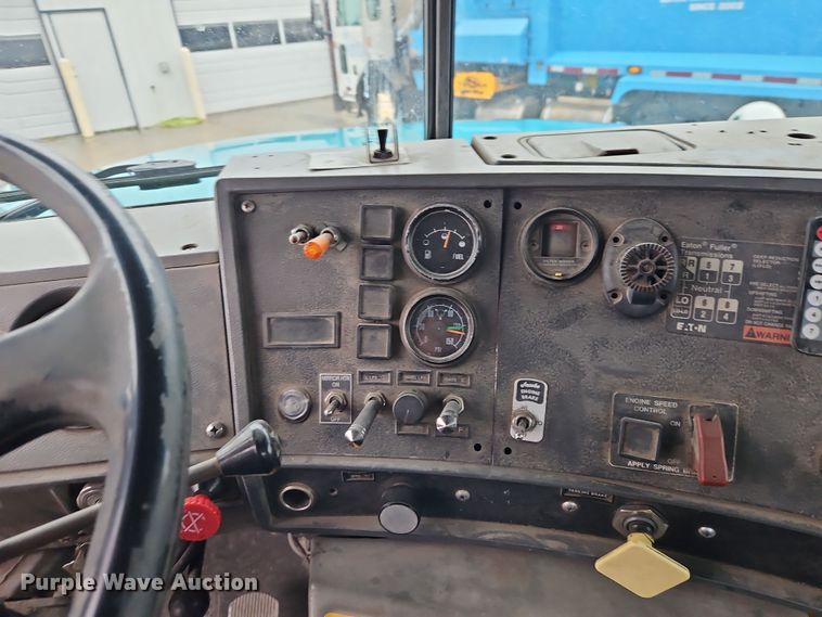 image for item DN7140 1996 Mack  roll-off container truck