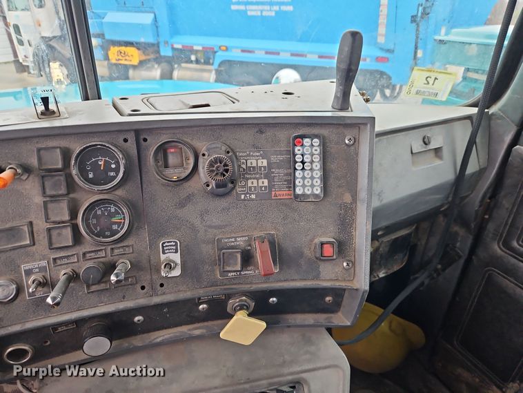 image for item DN7140 1996 Mack  roll-off container truck