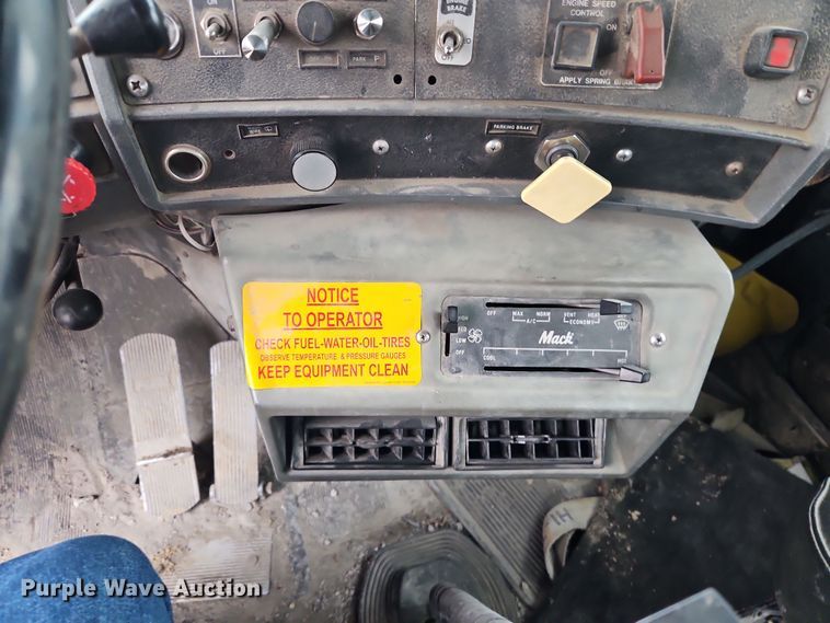 image for item DN7140 1996 Mack  roll-off container truck