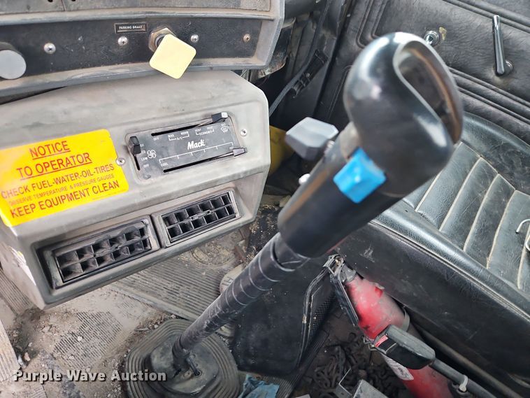 image for item DN7140 1996 Mack  roll-off container truck