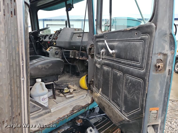 image for item DN7140 1996 Mack  roll-off container truck