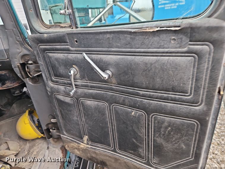 image for item DN7140 1996 Mack  roll-off container truck