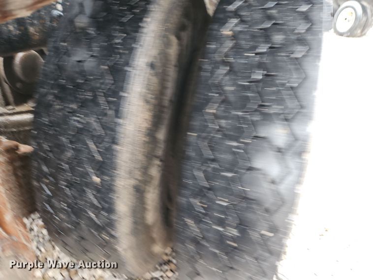 image for item DN7140 1996 Mack  roll-off container truck