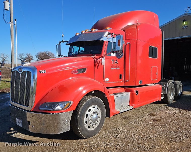 image for item DN7146 2013 Peterbilt 386  semi truck