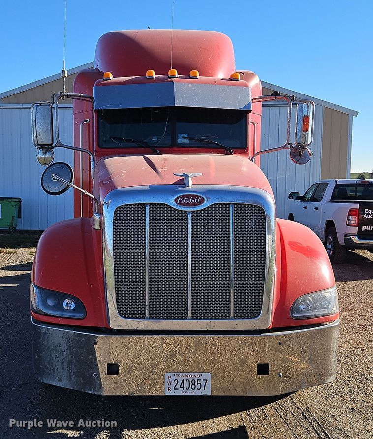 image for item DN7146 2013 Peterbilt 386  semi truck