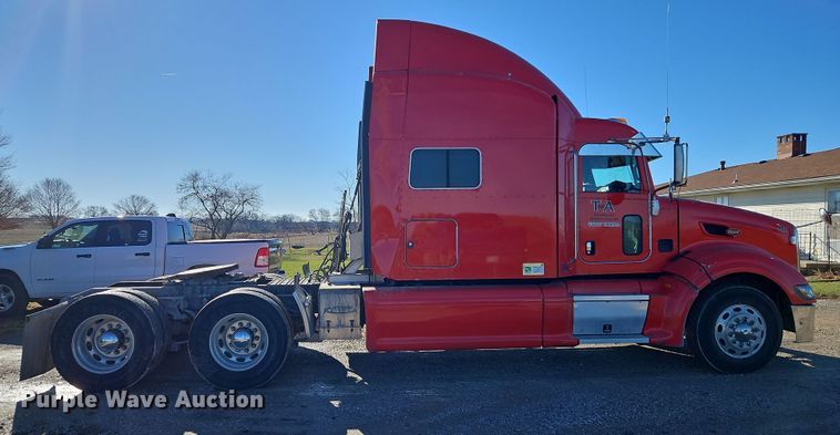 image for item DN7146 2013 Peterbilt 386  semi truck
