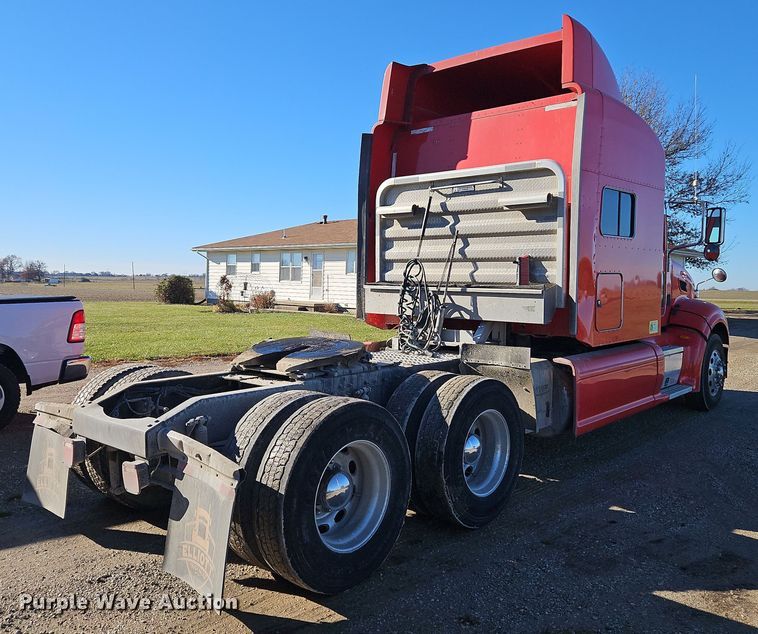 image for item DN7146 2013 Peterbilt 386  semi truck