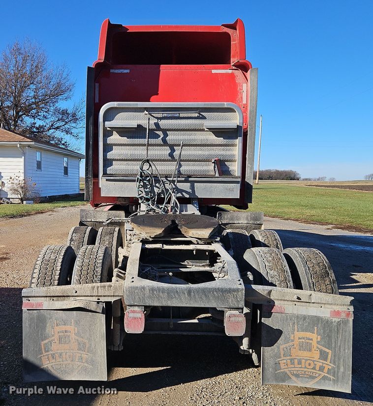 image for item DN7146 2013 Peterbilt 386  semi truck