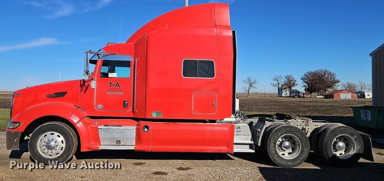 image for item DN7146 2013 Peterbilt 386  semi truck