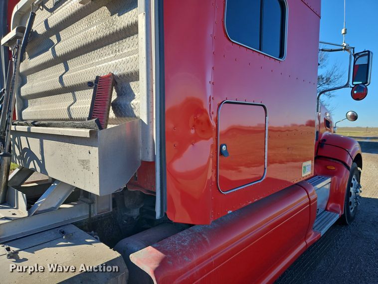 image for item DN7146 2013 Peterbilt 386  semi truck