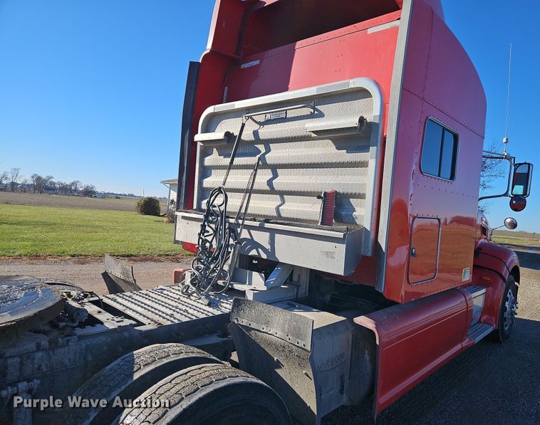 image for item DN7146 2013 Peterbilt 386  semi truck