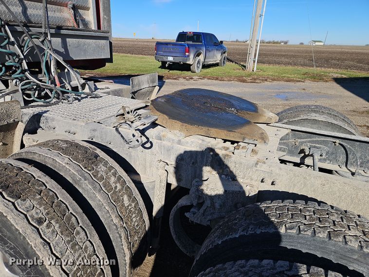 image for item DN7146 2013 Peterbilt 386  semi truck