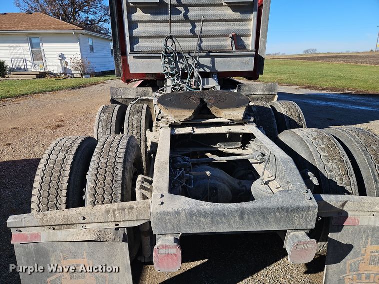 image for item DN7146 2013 Peterbilt 386  semi truck