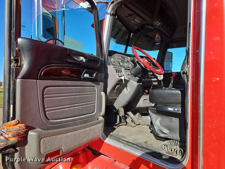 image for item DN7146 2013 Peterbilt 386  semi truck