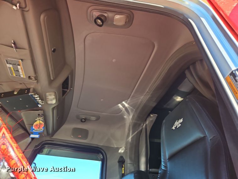 image for item DN7146 2013 Peterbilt 386  semi truck