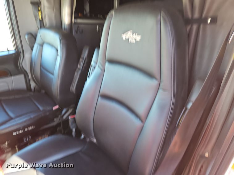 image for item DN7146 2013 Peterbilt 386  semi truck