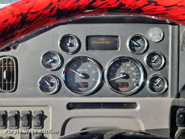 image for item DN7146 2013 Peterbilt 386  semi truck